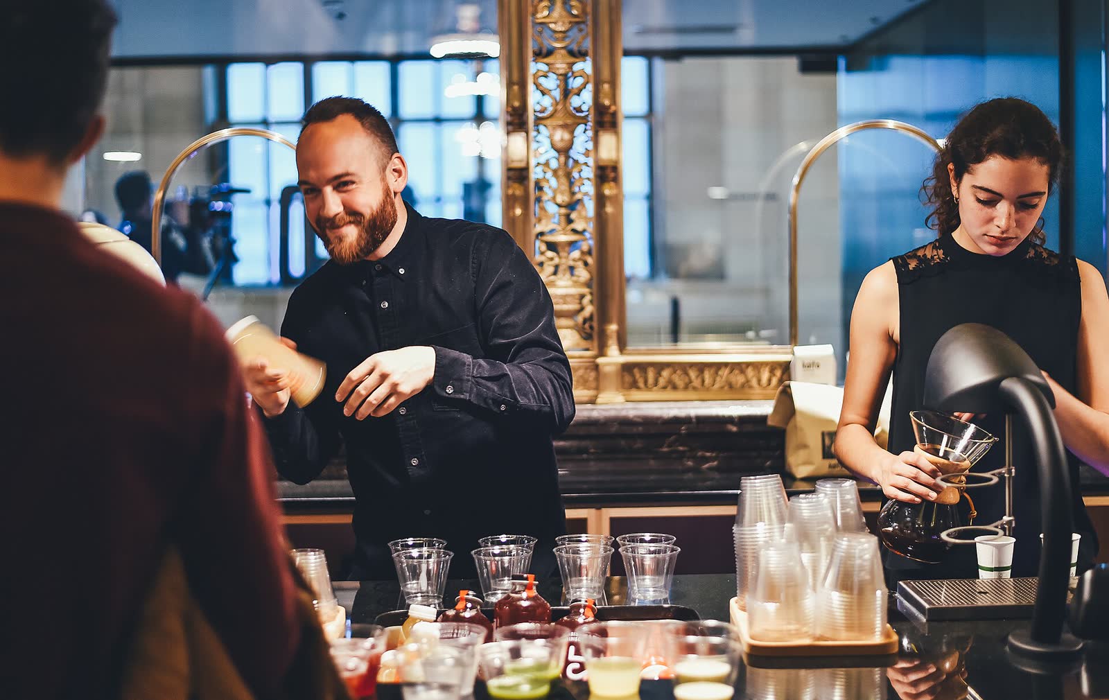 Οι bartenders ετοιμάζουν cocktails