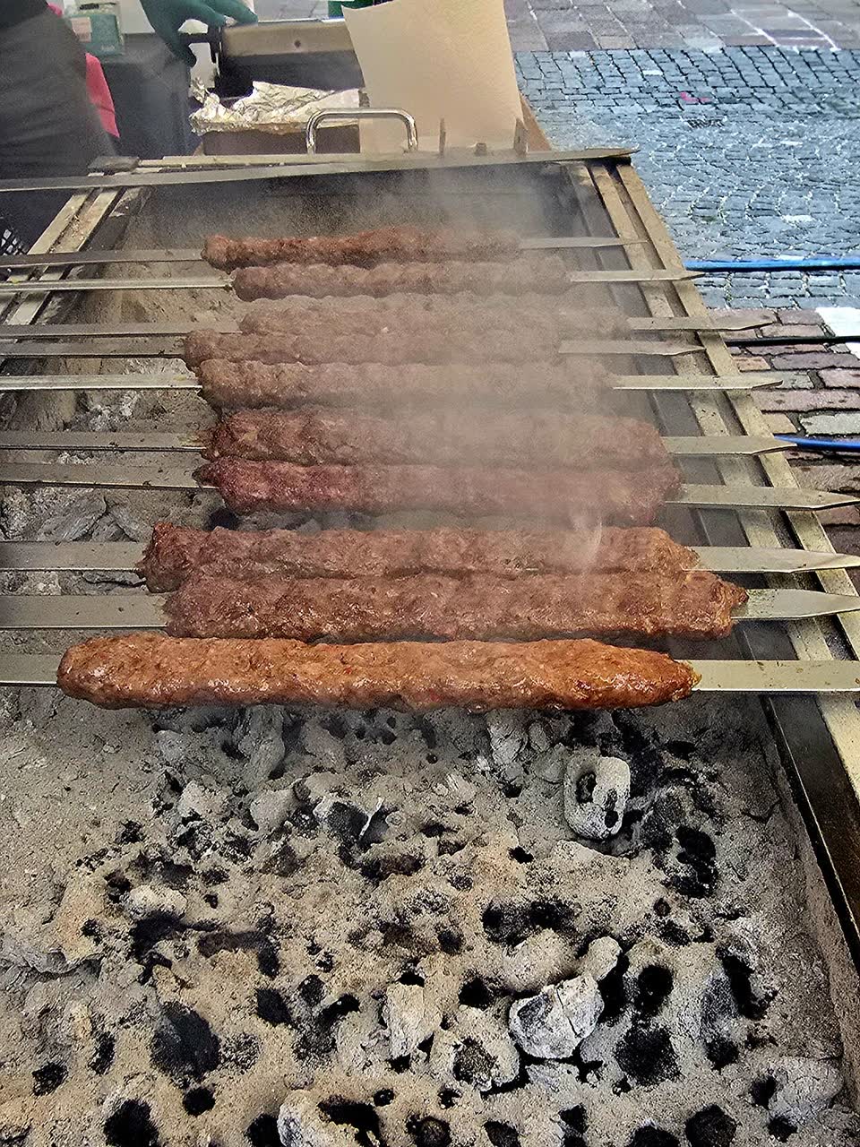 Κεμπάπ σε σουβλιά πάνω από κάρβουνα