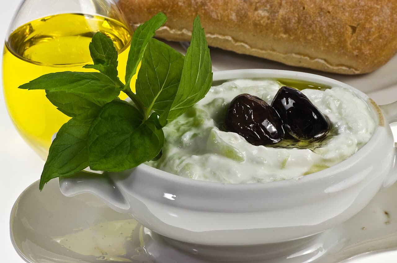 Τζατζίκι σε μπολ με ελιές και βασιλικό